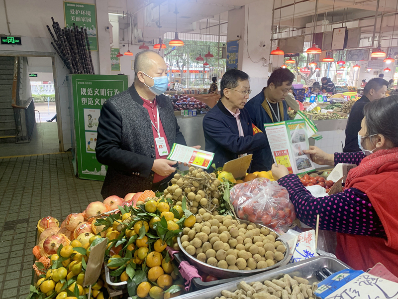 /QJ_763499335731.jpg 在水街发放冬季安全生产宣传(拍摄:罗业勤).jpg