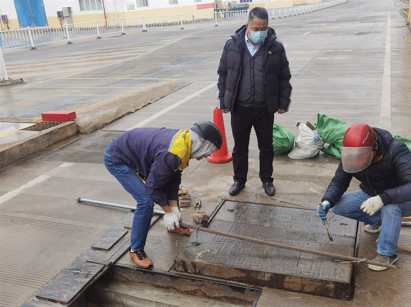 /QJ_212430200854.jpg 韦洲民检查五象粮库疫情防控情况(拍摄:李悦悦).jpg