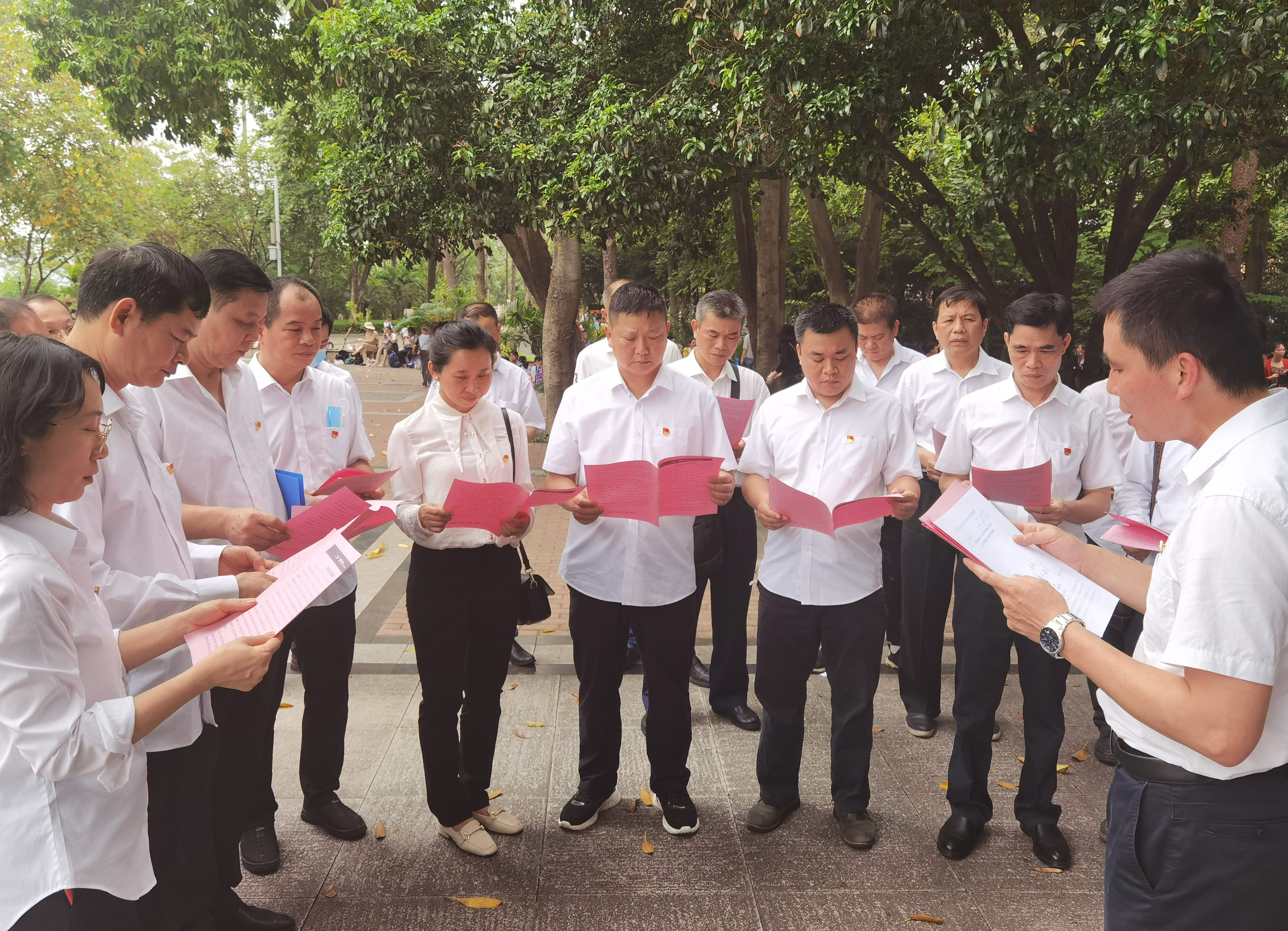 /QJ_787946921769.jpg 党员进行党史教育学习(拍摄:陈思彤).jpg