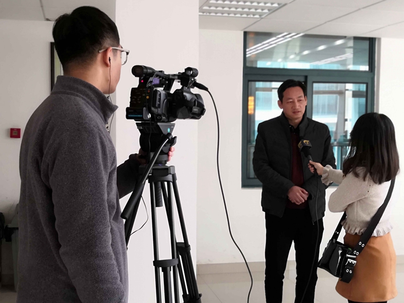 /QJ_831625082234.jpg 接受广西电视台记者采访_副本.jpg