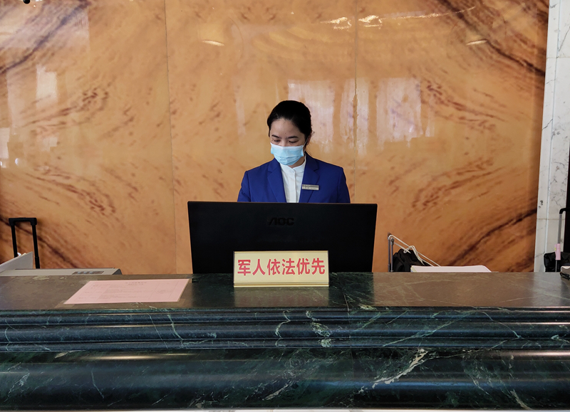 /QJ_832158674387.jpg 银河大酒店服务总台设立“军人依法优先”通道.jpg