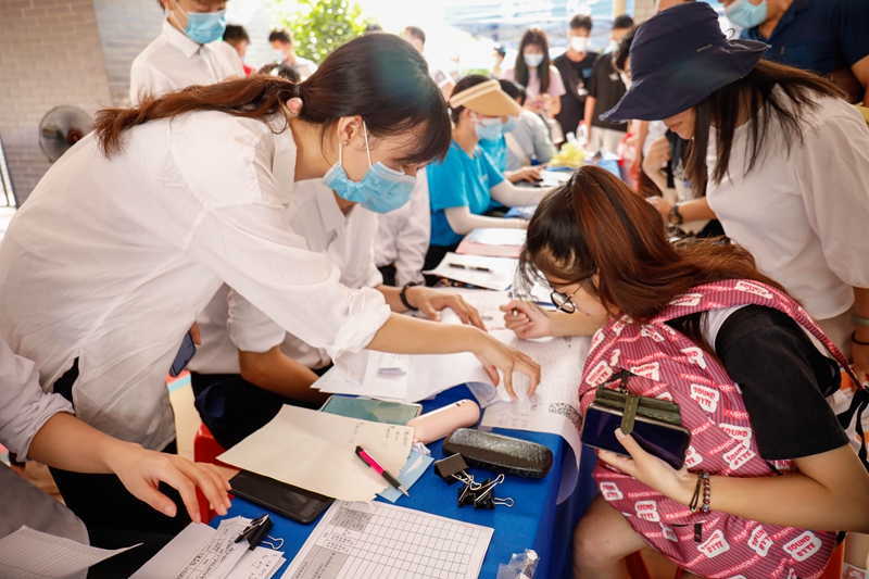 /QJ_175547525381.jpg 新生接待站现场.jpg