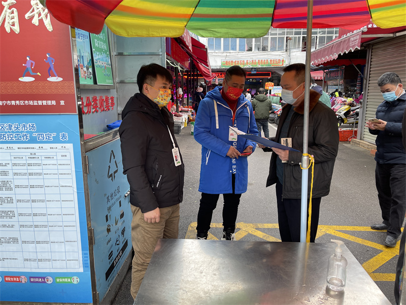/QJ_507800919703.jpg 公司副总经理方莫彦检查津头市场疫情防控工作(拍摄:马琳云).jpg