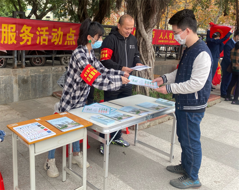 /QJ_670473540761.jpg 志愿者向过往的行人发放垃圾分类宣传单(颜夏雯)1.jpg