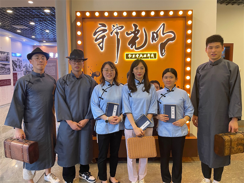 /QJ_191214151538.jpg 红色剧目体验合影(拍摄:焦洋).jpg