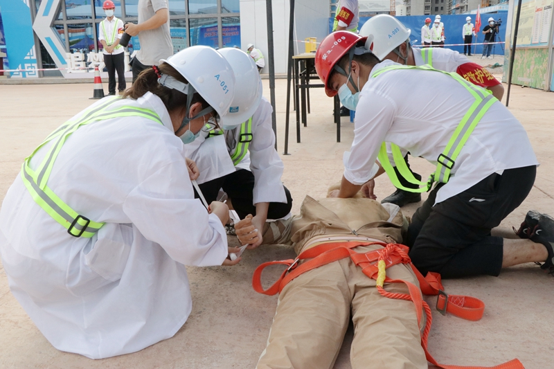 /QJ_855607964303.jpg 应急演练解救伤员.JPG