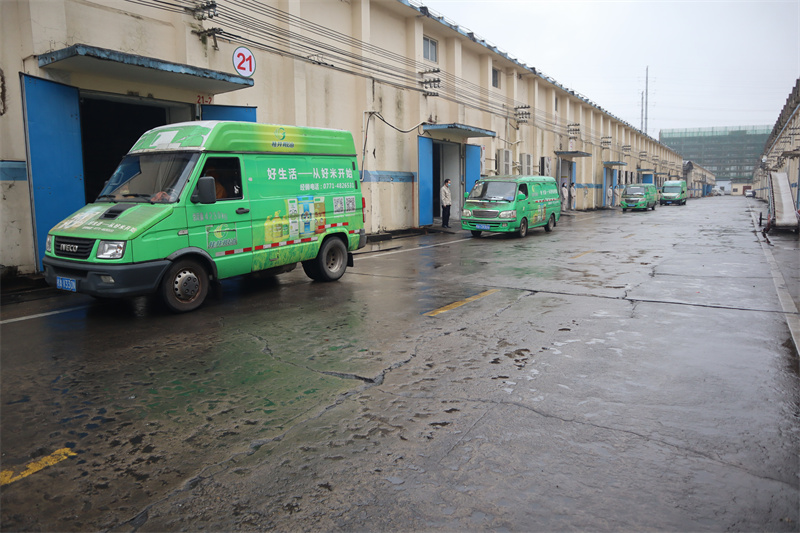 /QJ_507549159349.jpg 配送车辆整装待发(拍摄:匡卉).jpg