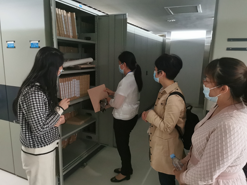 /QJ_028454604844.jpg 2、参观大唐公司档案库房.jpg