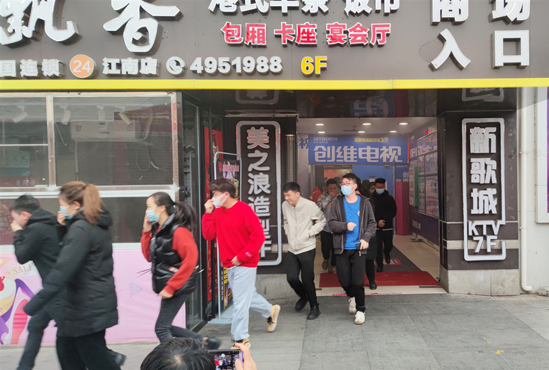 /QJ_240709816952.jpg 演练中疏散(拍摄:全添亮).jpg