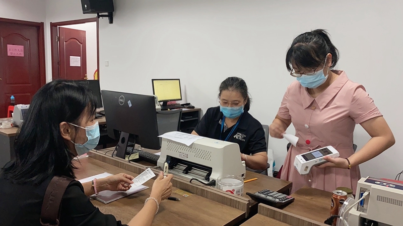 /QJ_976497280283.jpg 员工驻守公司确保回款工作顺利开展.jpg