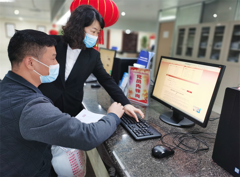 /QJ_490997560014.jpg 工作人员细心指导竞价人完善竞价资料(麦玉宁 摄).jpg