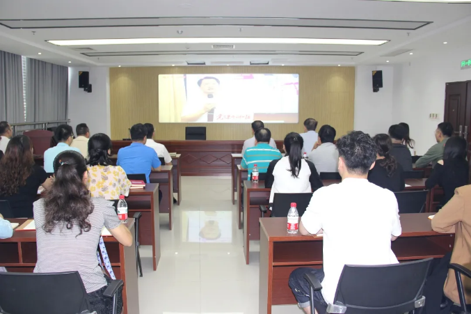 /QJ_031343696279.png C7(中国)市场公司机关党支部党员观看现场.png