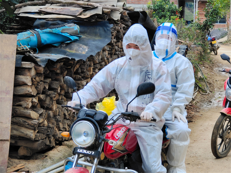 /QJ_621528543363.jpg 信息工程学院物联网工程专业李黄强同学进村做上门服务.jpg