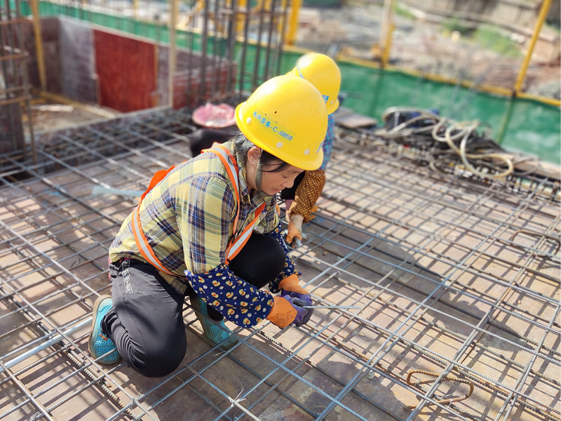 /QJ_374275945514.jpg 项目现场工人捆扎钢筋.jpg