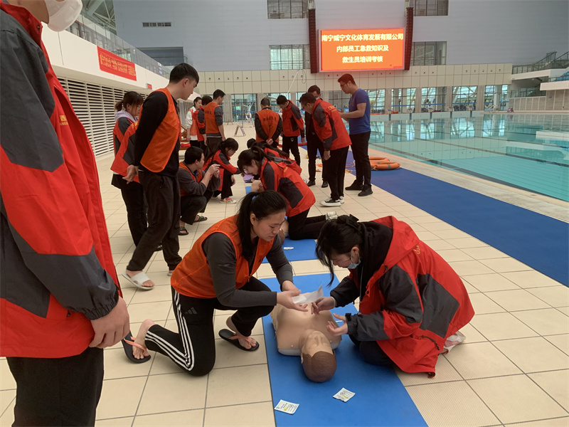 /QJ_982143177317.jpg 教学以小组为单位陆上心肺复苏和体外除颤等应急救援练习.jpg