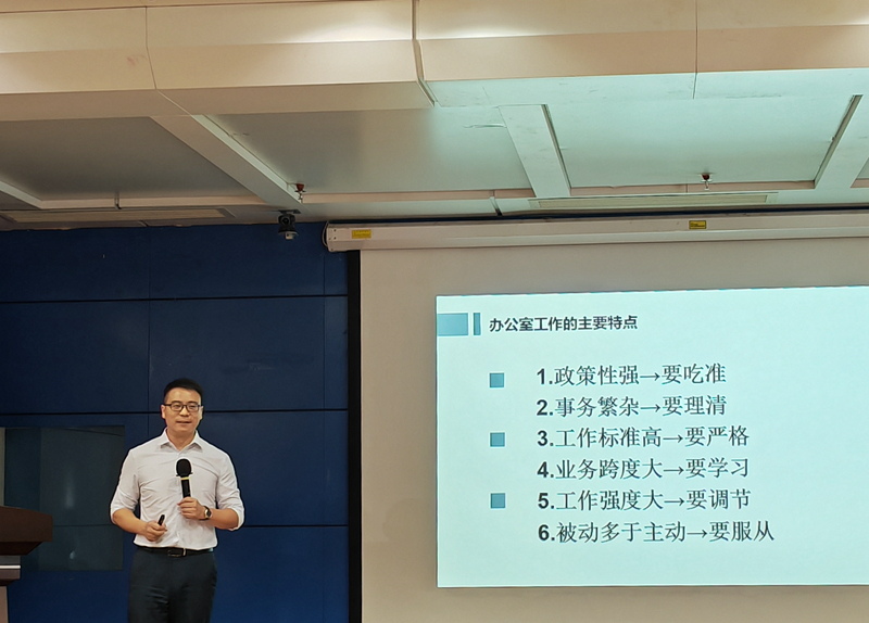 /QJ_300051113139.jpg 培训老师授课2.jpg