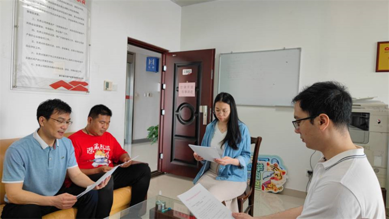 /QJ_191274326296.jpg 2.公司本部员工学习“一卡一号一码”文件精神(韦香淑摄).jpg