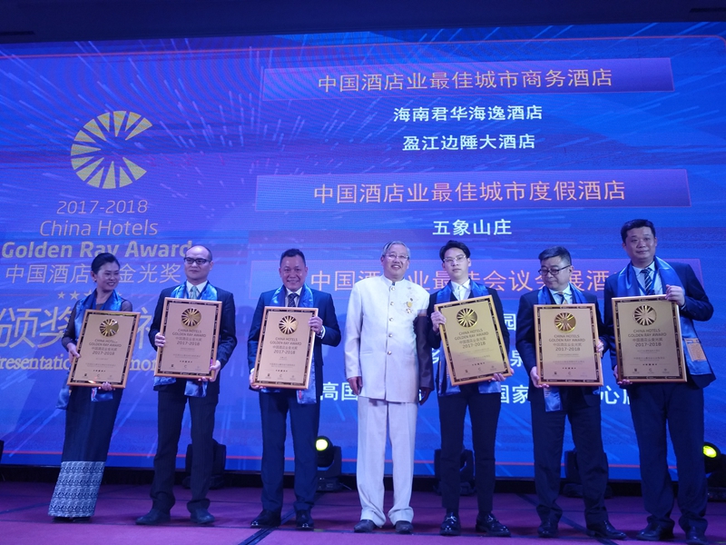 /QJ_447482939513.jpg 公司常务副总经理梁革章(左三)代表领奖_副本.jpg