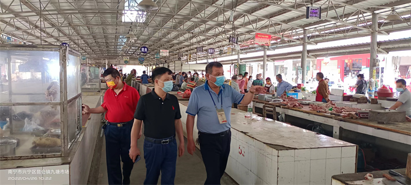 /QJ_191351070209.jpg 公司运营中心(安全管理部)在远郊市场检查(拍摄:覃惜莲).jpg