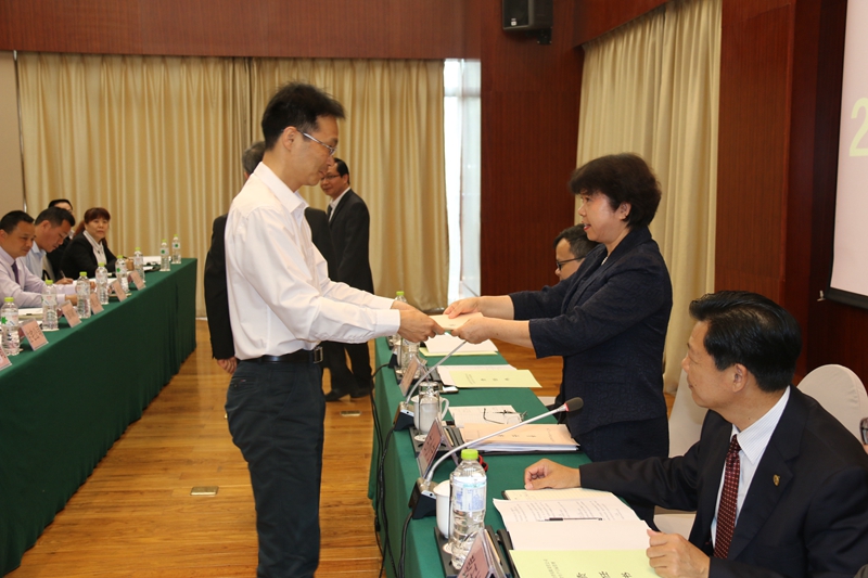 /QJ_350396822630.jpg 图为监管单位负责人递交企业经营业绩责任书和安全生产目标管理责任书_副本.jpg