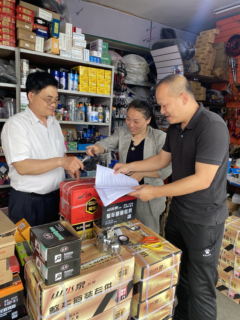 /QJ_879356471251.jpg 资产专管员向租户发放创卫通知书(贺世红).jpg