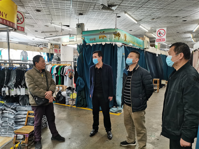 /QJ_662513670849.jpg 零距离倾听商户对商场管理服务方面的意见与建议(拍摄:陈岚).jpg