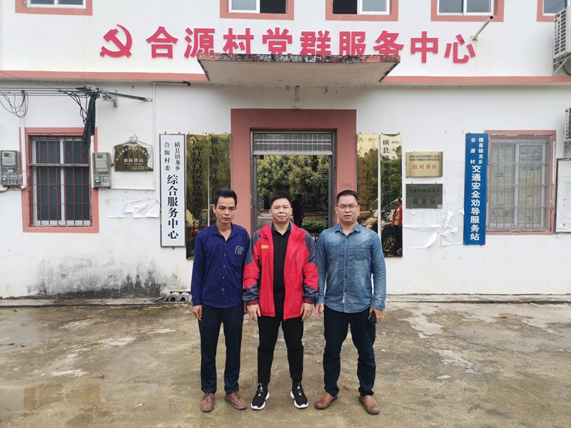 /QJ_827885400185.jpg C7(中国)文体公司第一书记欧世松(中)与村支书.jpg