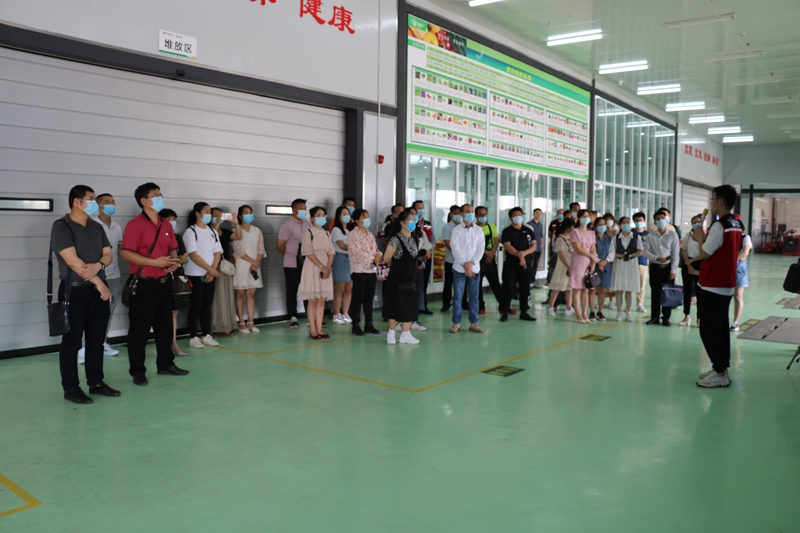 /QJ_942118288144.jpg 学校代表听取介绍.jpg