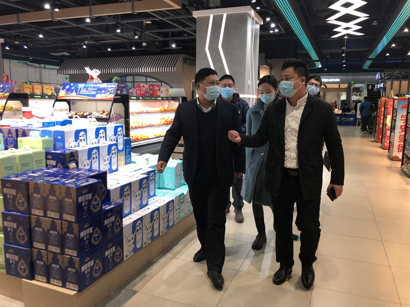 /QJ_212453101726.jpg 陈志光检查宁家鲜生三祺广场店疫情防控情况(拍摄:刘恩婷).jpg