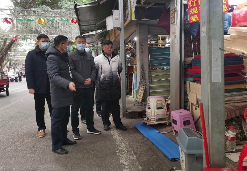 /QJ_212462231530.jpg 李爱国检查西关路小商品市场疫情防控情况(拍摄:梁伟荣).jpg