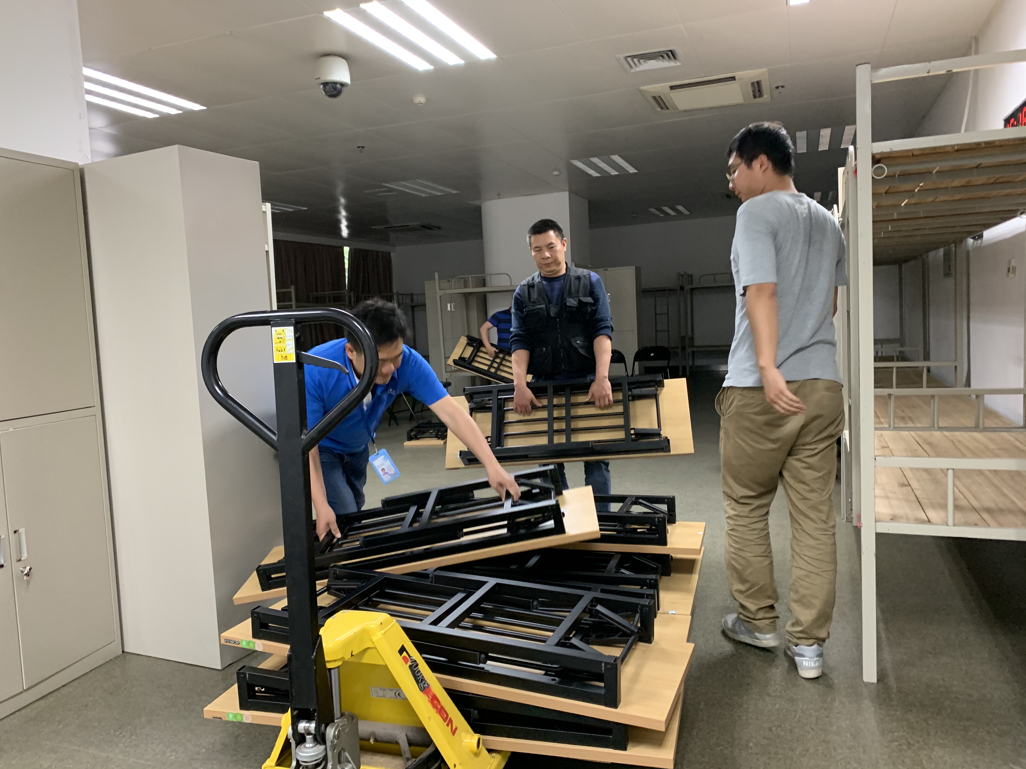 /QJ_723639043549.jpg 搬运物资(吴燕拍摄)(1).jpg