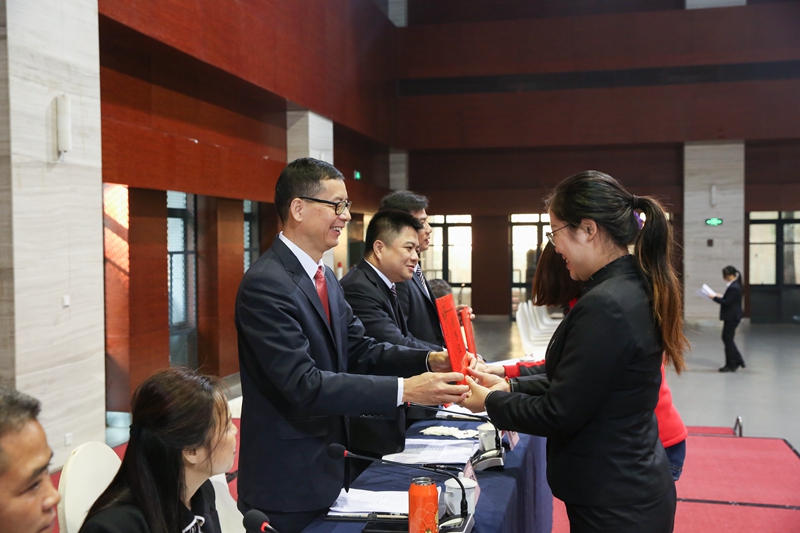 /QJ_635120461259.jpg 公司领导为获奖人员颁奖_副本.jpg