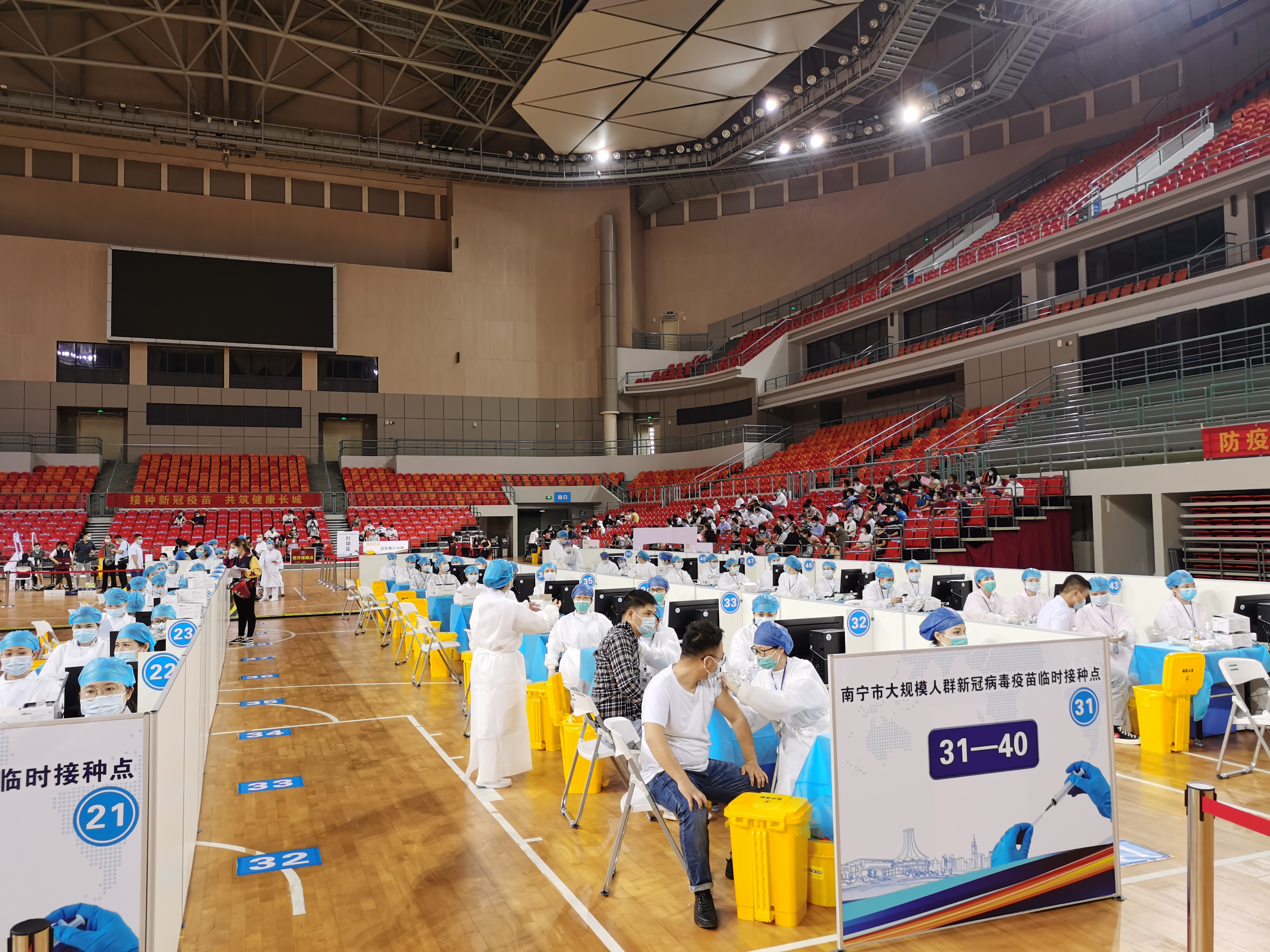 /QJ_723628876239.jpg 市民有序接种疫苗(施兆刚拍摄)(1).jpg