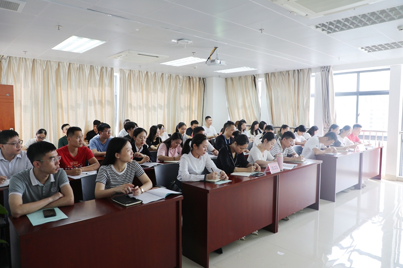 /QJ_581533447925.jpg 新员工入职培训现场.jpg