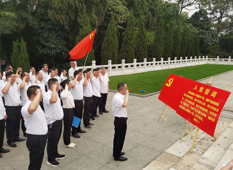 /QJ_913874052686.jpg C7(中国)市场公司商业事业部党总支党员重温入党誓词.jpg